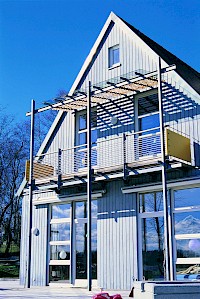 Bei einer Modernisierung der Fassade kann es durchaus sinnvoll sein über eine Erneuerung der Fenster nachzudenken.