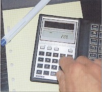 Bei einer energetischen Bestandsaufnahme wird überprüft, an welchen Stellen das Haus zu viel Energie verbraucht, wie man Energie einsparen kann und wie sich die notwendigen Arbeiten mit der baulichen Instandsetzung kombinieren lassen.