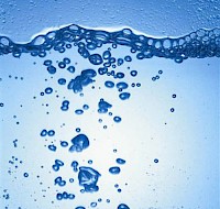 Sparsamer Verbrauch von Warmwasser senkt die Energiekosten. Aber auch Sparbrausen und Wassersprudler sind schnell eingebaut. Auch Wasserstopp-Tasten und moderne Mischarmaturen helfen Geld sparen