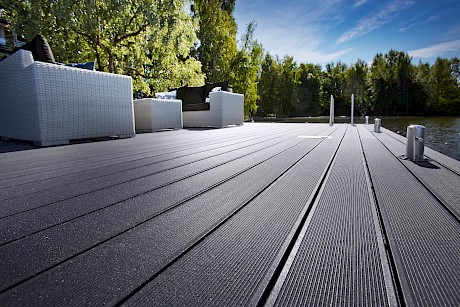 Eine Holzterrasse erzeugt ein harmonisches und natürliches Flair. Sie passt in jeden Garten. Auch als Teich –oder Poolumrandung.