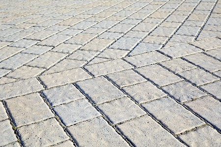 Betonpflaster gilt als rutschsicher und kostengünstig.