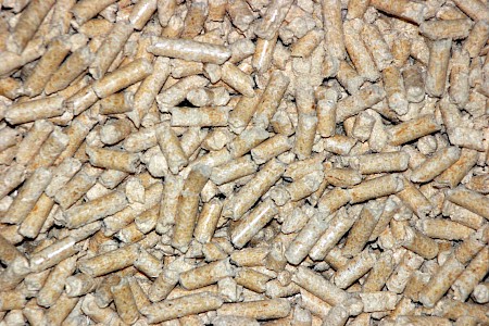 Holzpellets dürfen nicht in normalen Holzherden, Kachelöfen oder Scheitholzkesseln verfeuert werden