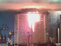 Brandversuch einer Holzrahmenwand im Labor