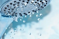Wassersparende Duschköpfe können den Verbrauch um 50 Prozent senken – das kann die Energiekosten in einem Haushalt schon um 100 bis 200 Euro pro Jahr senken.
