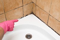 Die Vorteile liegen auf der Hand: keine schmutzigen Fliesenfugen, keine Silikonfugen in den Ecken, die sich ständig verfärben. Das fugenlose Bad ist nicht nur praktisch, sondern macht Ihr Bad zur Wohn- und Wohlfühloase.