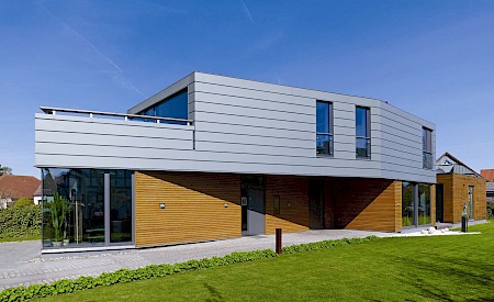 Der traditionelle Werkstoff ist heute in vielen Farben zu haben, wird handwerklich verar¬beitet und lässt sich passgenau, individuell und perfekt an die vor¬handene Architektur anpassen.