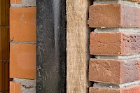 Bei einem Neubau in massiver Bauweise gibt es drei Möglichkeiten für den Wandaufbau: ein einschaliges Mauerwerk, ein Wärmedämm-Verbundsystem und ein mehrschaliges Mauerwerk.